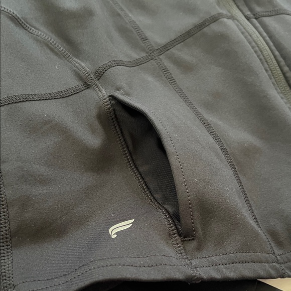NWOT Fabletics Perfect Storm Cropped Train Jacket, Black - Size L - Picture 4 of 5
